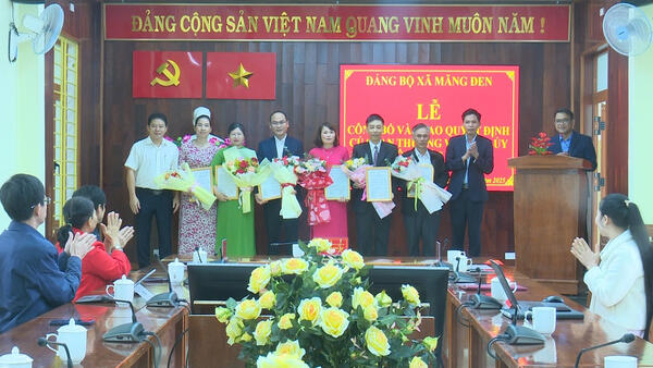 Xã Măng Đen trao Quyết định về công tác cán bộ