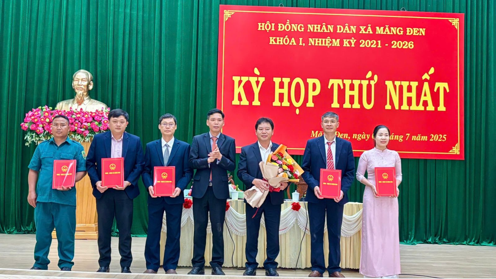 Trao Quyết định cho các đồng chí được bổ nhiệm